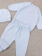 джемпер с брюками и шапочкой