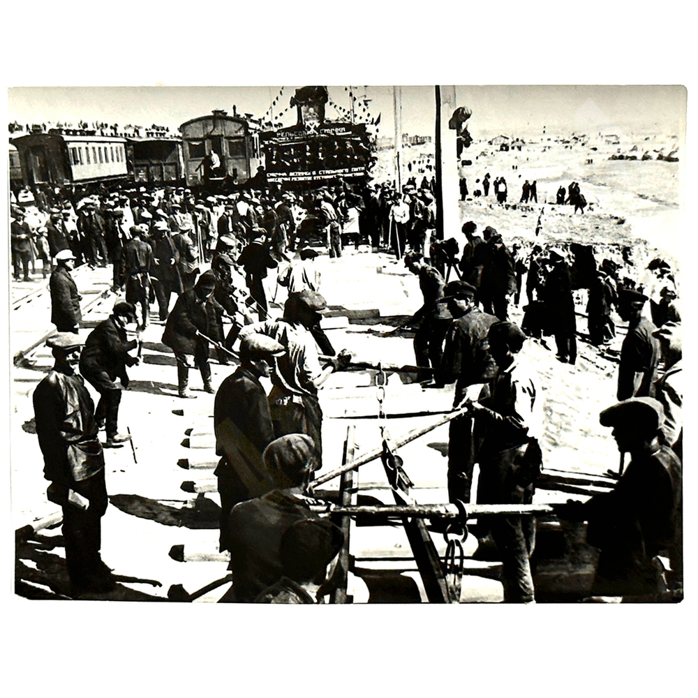 ТУРКСИБ. Прокладка последних шпал в 1930-м г. Фотограф — Кудояров.  1960-70-х гг.