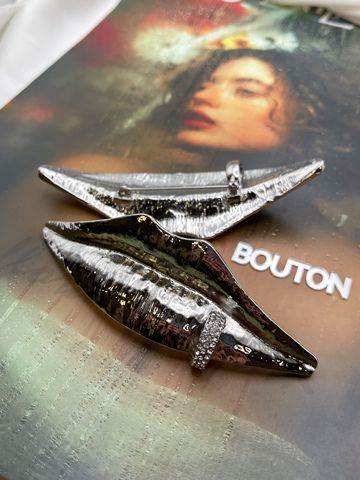 Брошь Скиапар. серебристая массивная в форме 