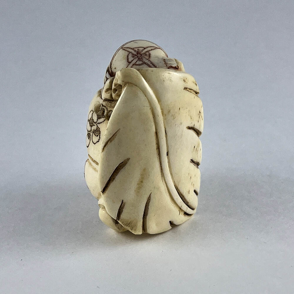 Статуэтка нэцкэ Ребенок карако на огромном листе