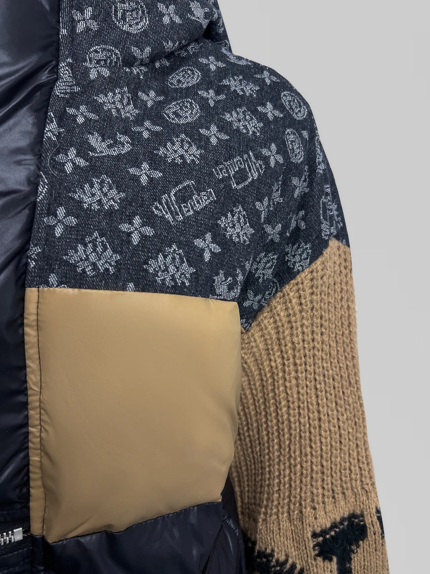 Куртка 18093 укороченная со вставками из ткани и вязанными рвукавами