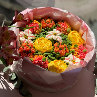 Букет 13 цветочных капкейков в солнечной палитре цветов в премиум коробе