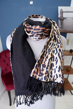 Шарф с анималистичным принтом