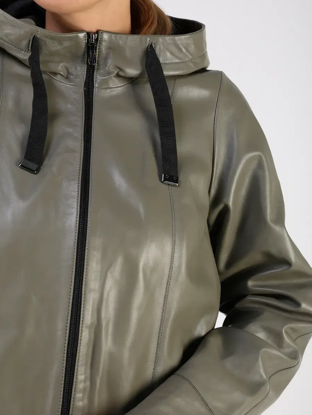 Кожаная куртка демисезонная с капюшоном