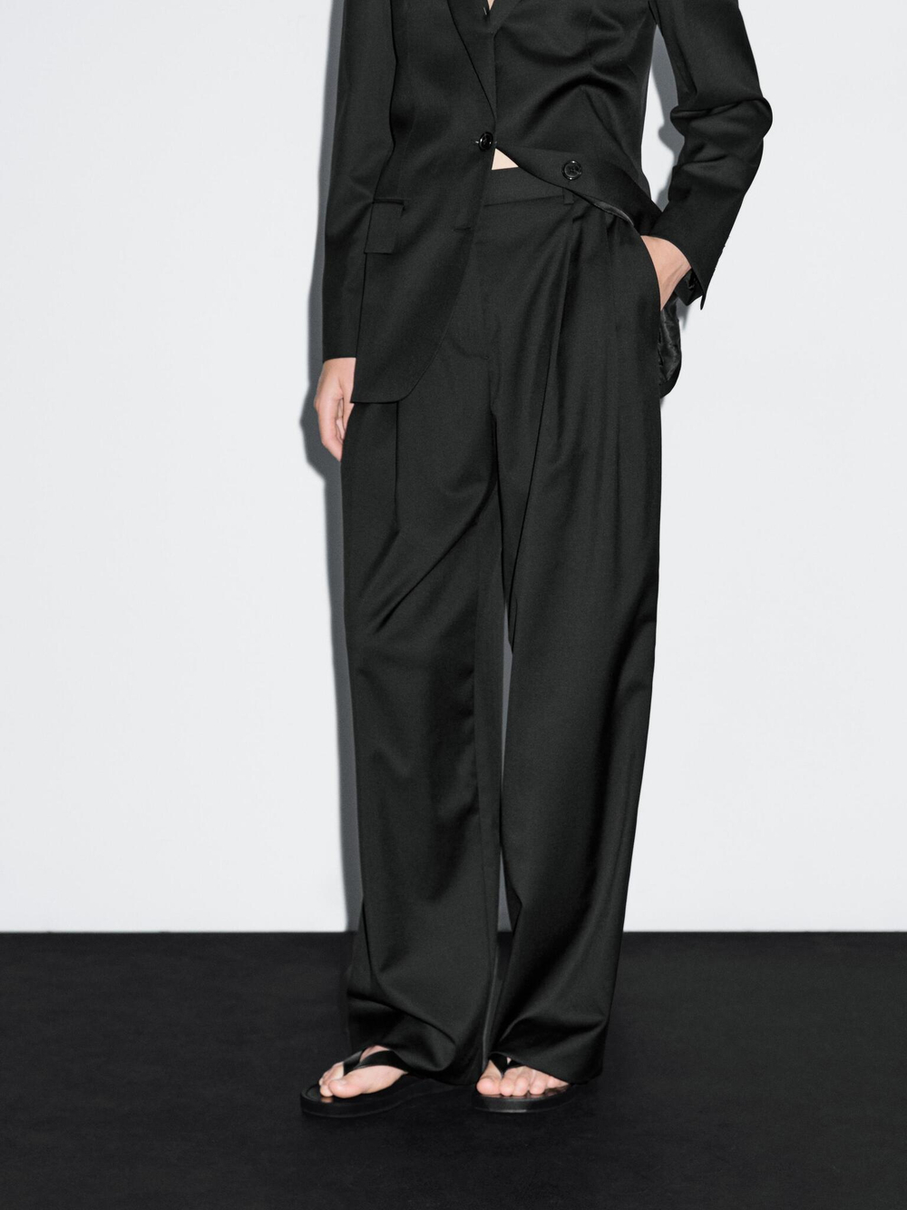 Massimo Dutti Брюки из 100% прохладной шерсти с защипами, черный