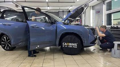 В работе прозрачный полиуретан Carbins PPF G190