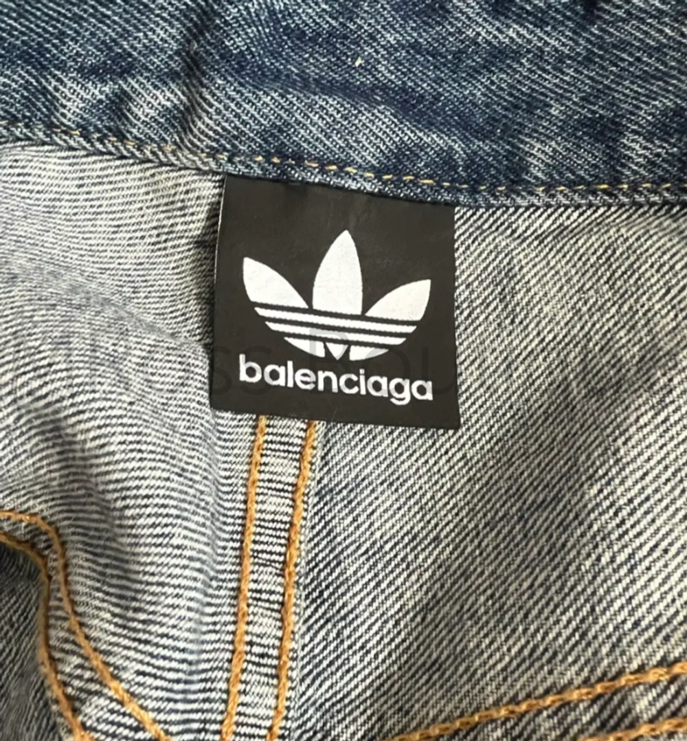 Джинсы Balenciaga X Adidas с тремя белыми полосками по бокам