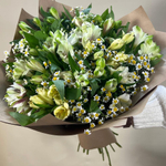 Букет полевых цветов из ромашек и альстромерий