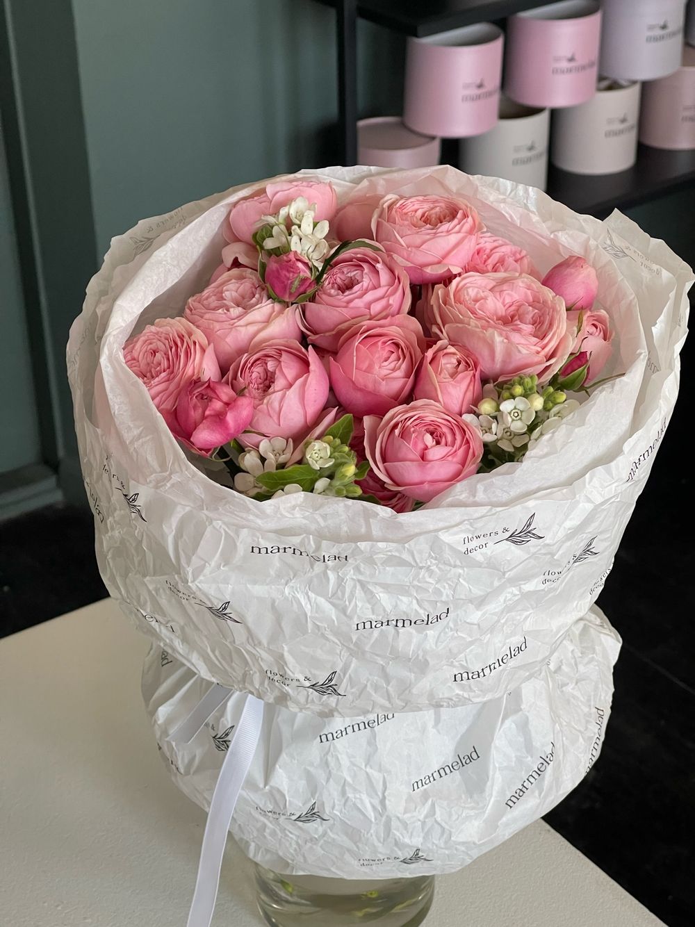 Букет из кустовой пионовидной розы и белых незабудок