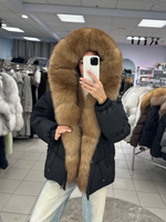Пуховик в черном цвете с мехом песца под «куницу»