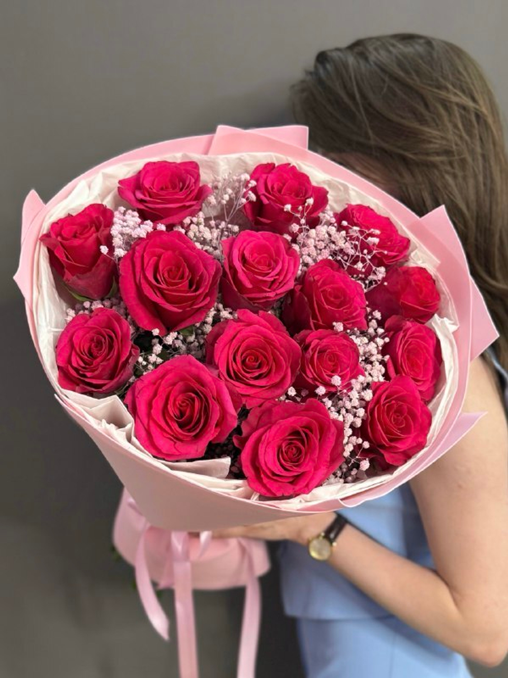 Букет из 15 малиновых роз "Хот Экслорер" с розовыми гипсофилами