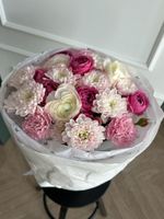 Букет из кустовых пионовидных роз, дианутсов, ранункулюса и хризантемы