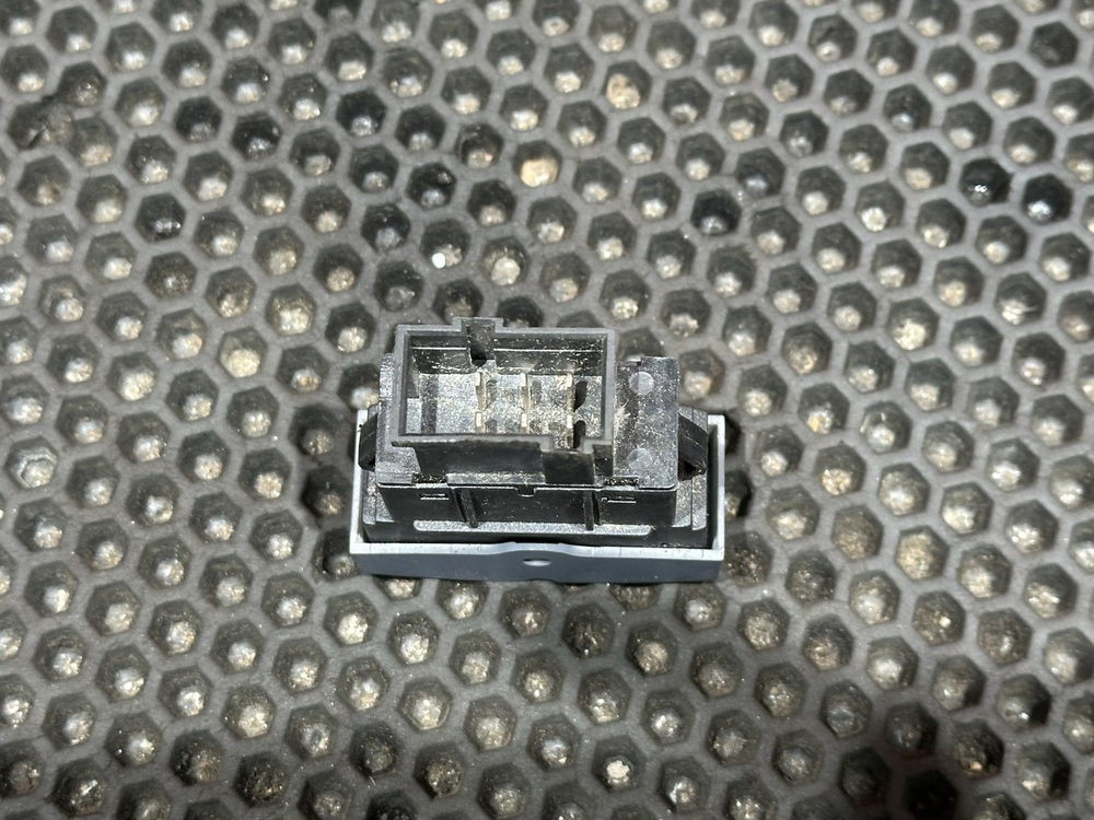 Кнопка освещения за кабиной 2023г