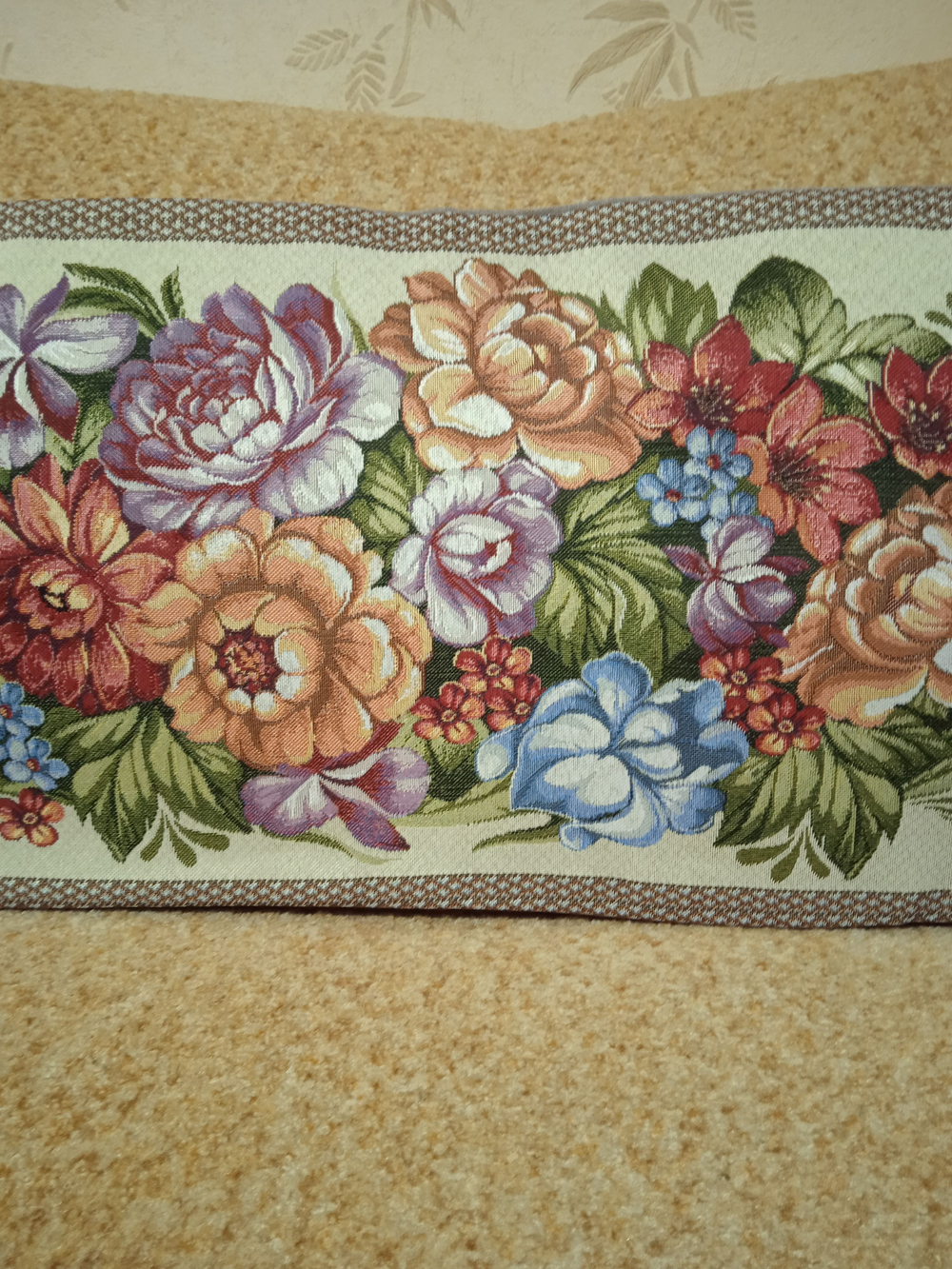 Декоративный гобеленовый чехол Цветы на светлом 34х87