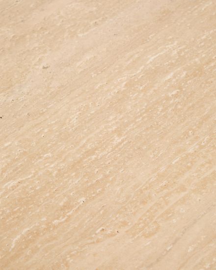 Приставной столик Pirita из бежевого травертина с ножками из дуба с темной отделкой, 71 x 70 см