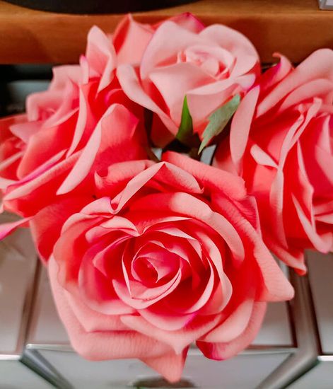 Букет из 5 коралловых роз в прозрачной вазе, Cote Noire