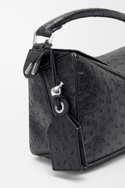 Loewe Маленькая сумка Puzzle Featherlight из страусиной кожи, черный