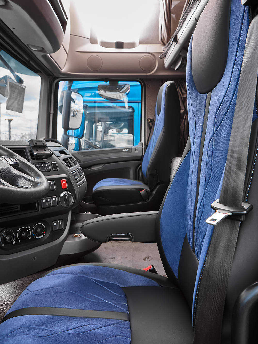 Чехлы Люкс DAF XF 106 (экокожа, черный цвет, синяя вставка)