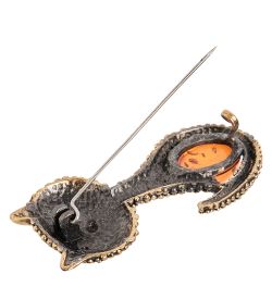 AM-2095 Брошь «Кошка Скитлз» (латунь, янтарь)