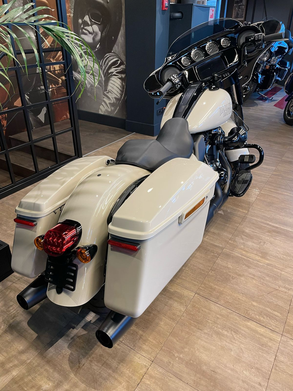 Harley-Davidson Street Glide ST White Sand Pearl / Черный (с НДС)