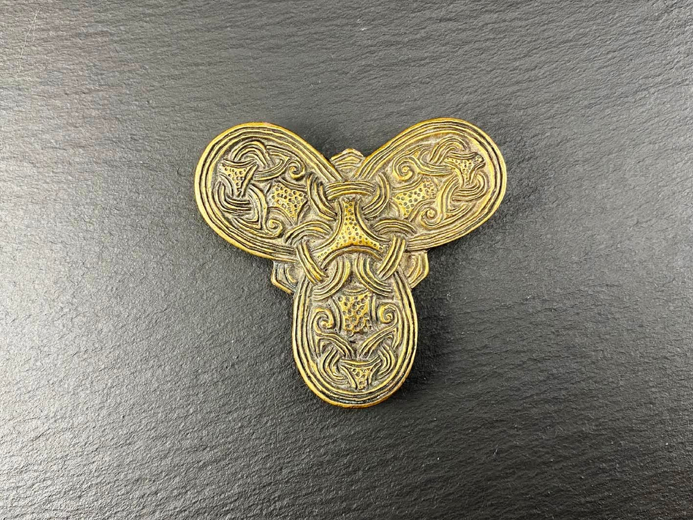 Фибула. Скандинавия 9-10 в. (трилистник)