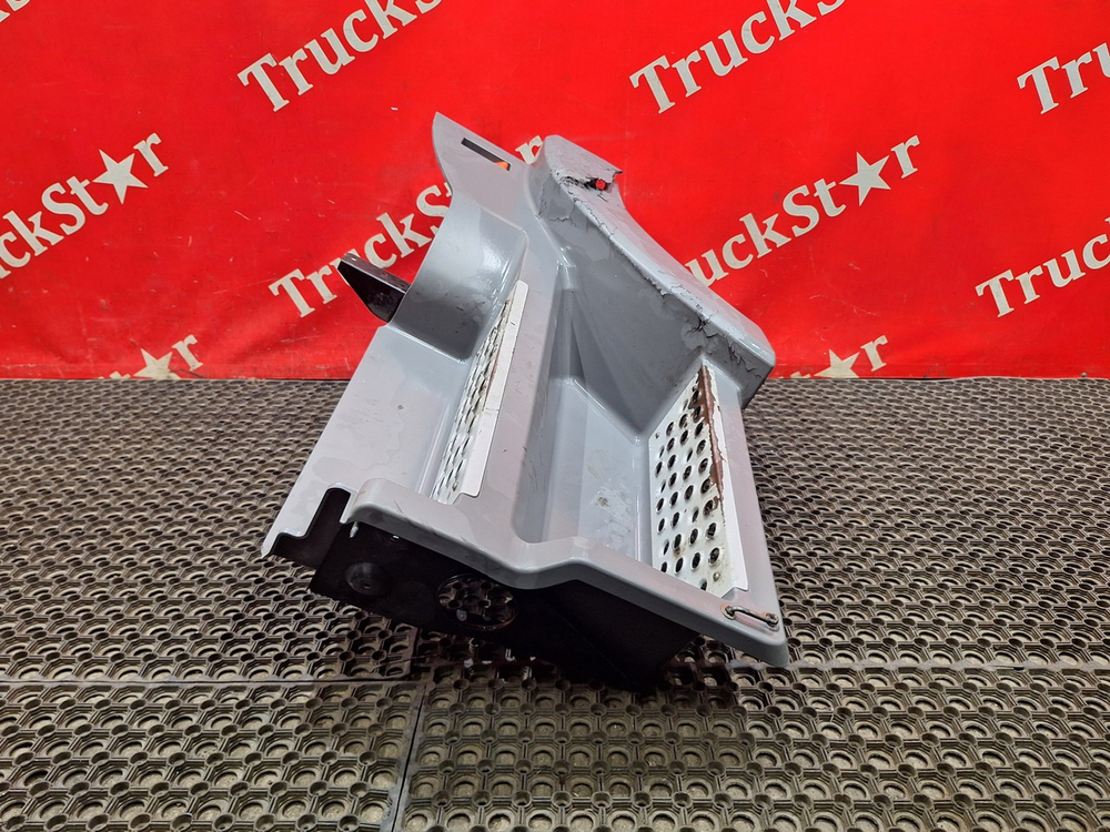 Корпус подножек левый