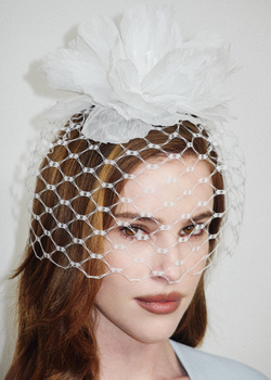 Вуаль из крупной сетки с шелковым цветком