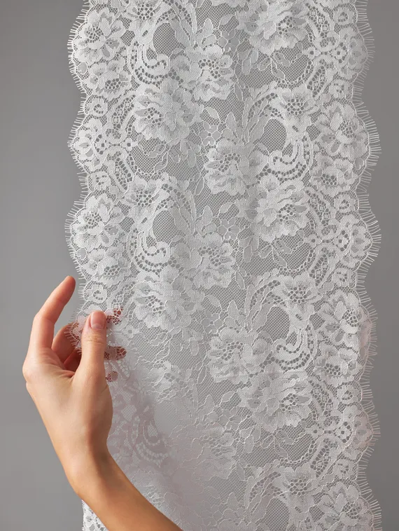 01-45 Кружево шантильи 22-24 см, айвори 004
