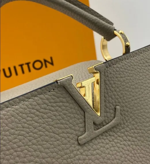 Сумка Louis Vuitton Capucines BB серо-бежевый