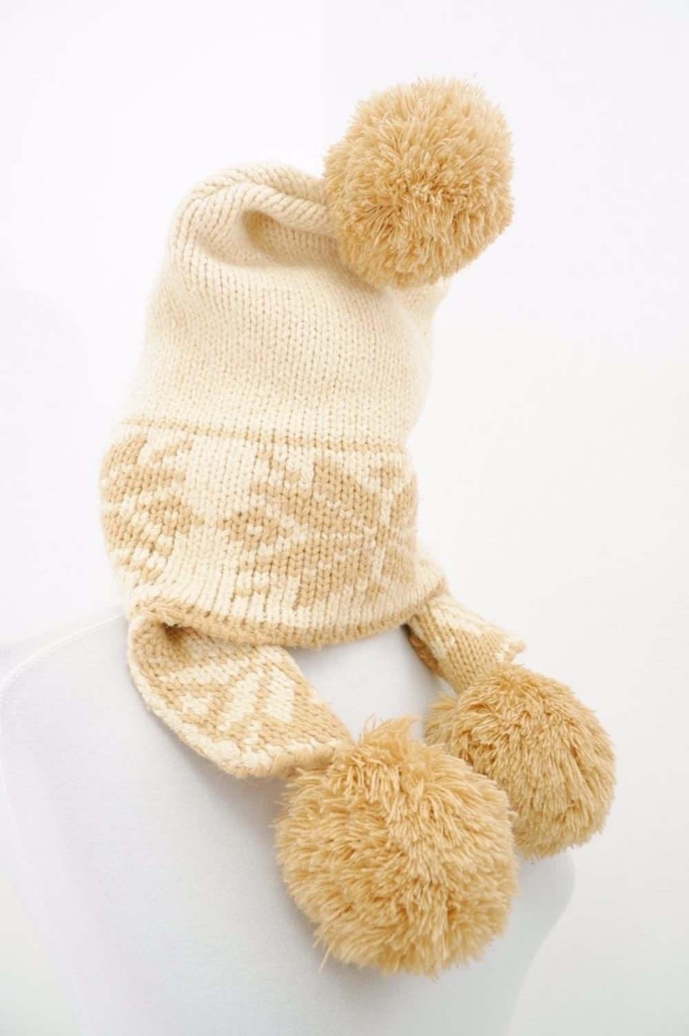 Шапка с помпонами