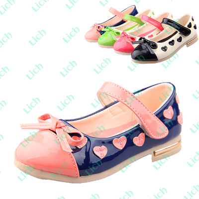 Туфли двухцветные с аппликациями в виде сердец и бантом