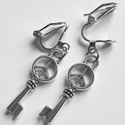 Клипсы без прокола "Ключ, пацифик" для украшения ушей. Бижутерия. Цена за пару.