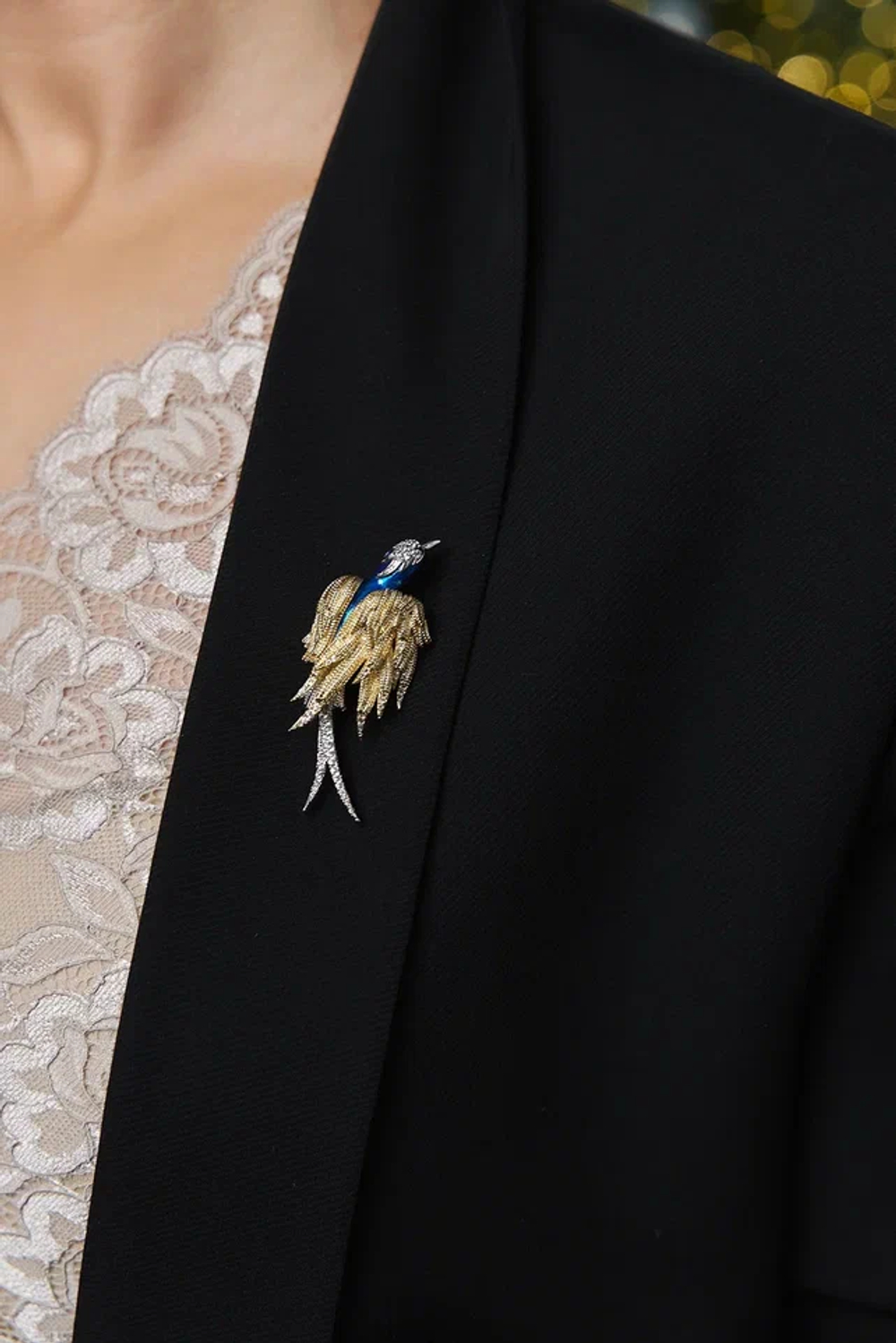 Брошь-подвеска птица с цирконами и синей эмалью, оттенки:золото и серебро