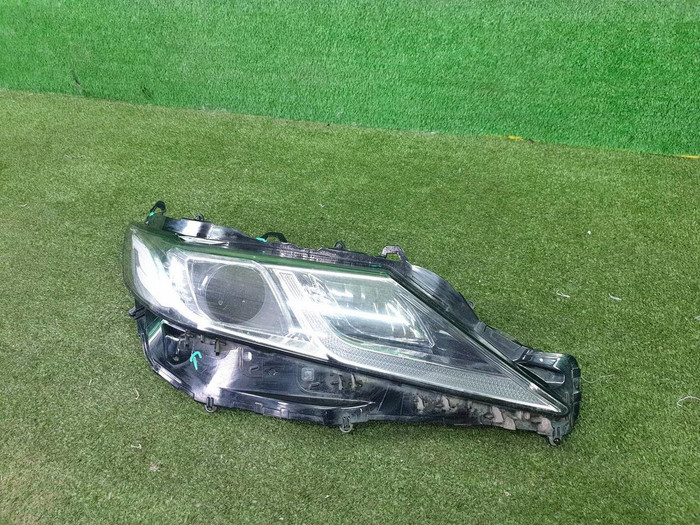 Стекло фары правое Toyota Camry xv70 (2017-н.в.)