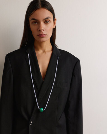 Нить из сапфирина с акцентной бусиной из малахита