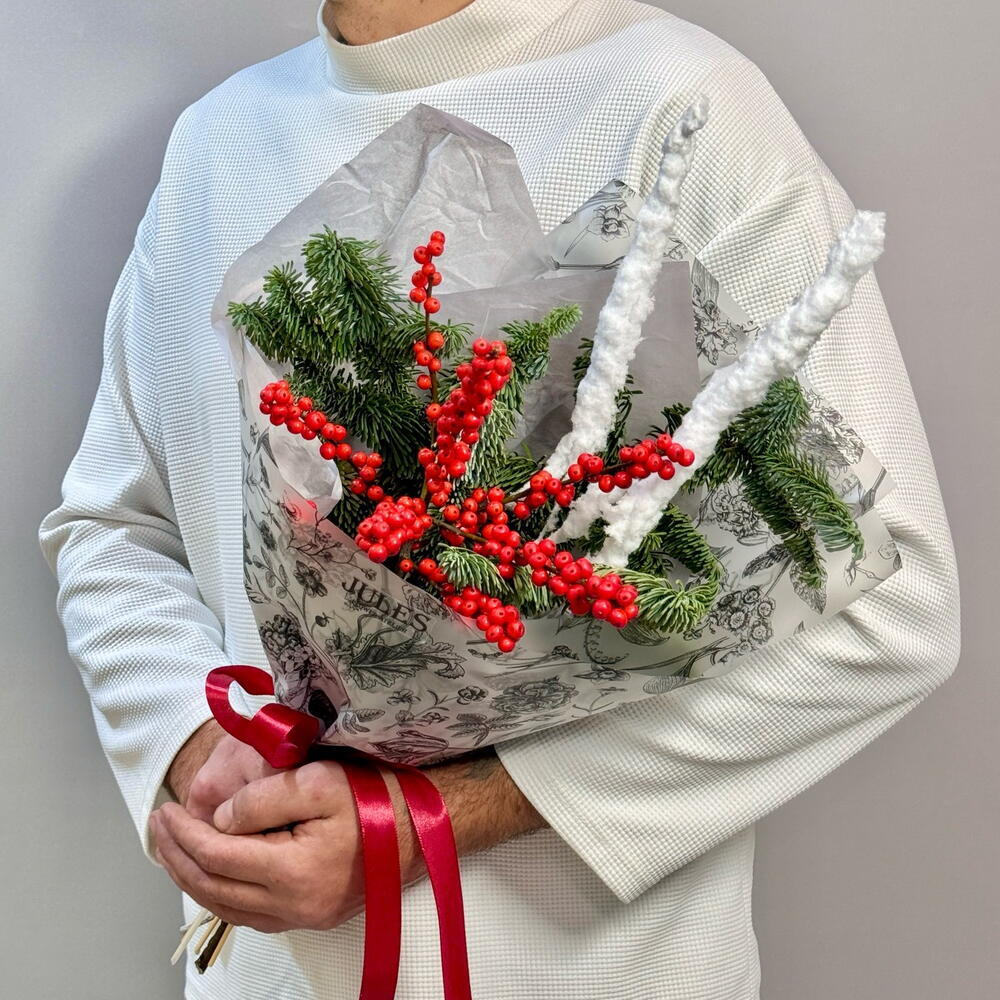 «Северная ягода» букет из нобилиса (ели) и Илекса