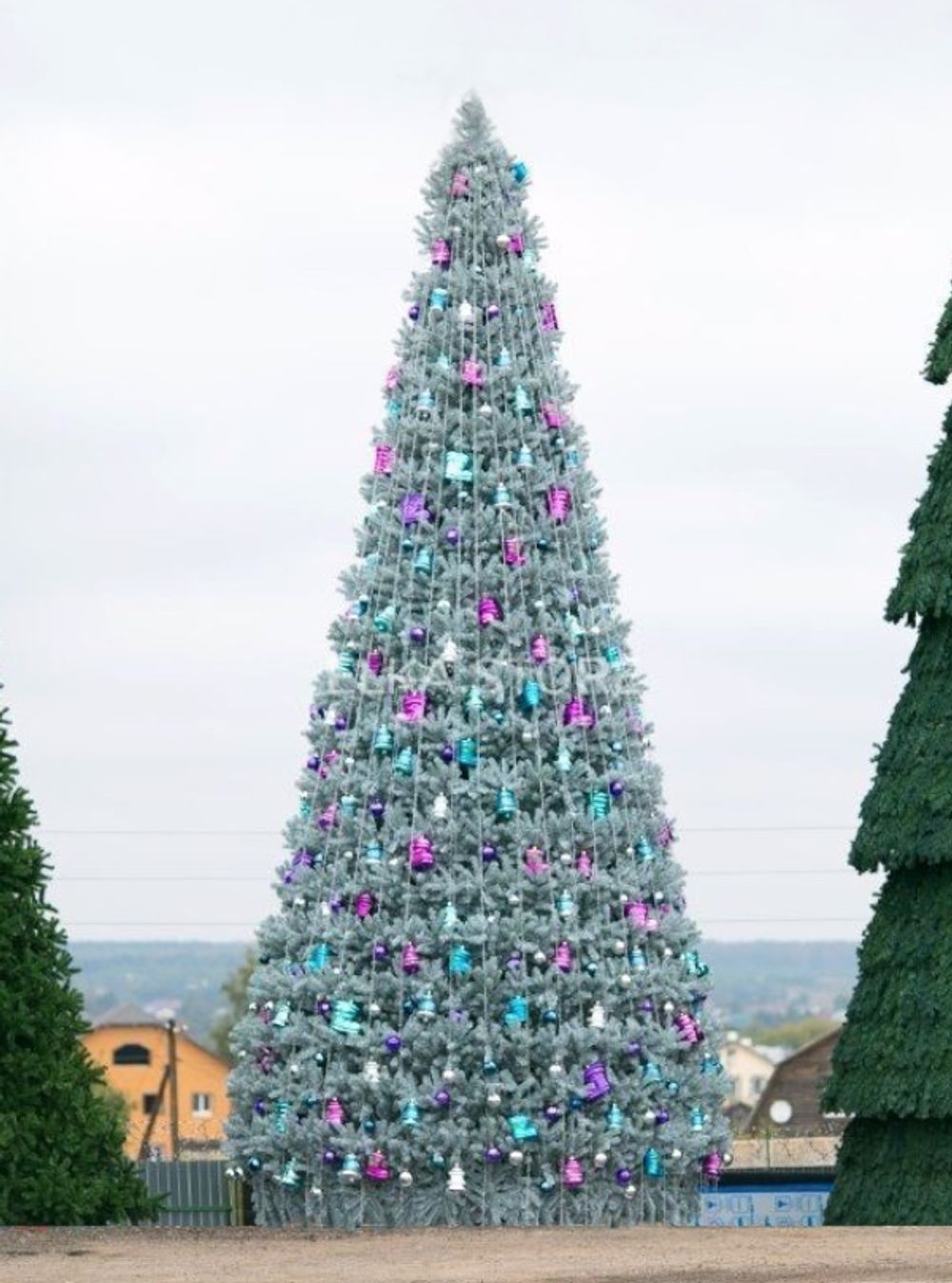 Ель уличная искусственная "Уральская" каркасная голубая (изумрудная) 42 м