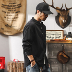 Рубашка с воротником-стойкой с одним накладным карманом и длинными рукавами.