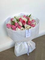 Букет микс из розовых и белых махровых тюльпанов в упаковке