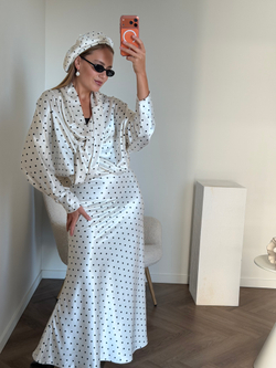 Блуза из атласа в горошек молочный