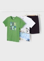 две футболки с шортами