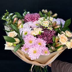 Букет из темных хризантем, кустовой розы и альстромерии
