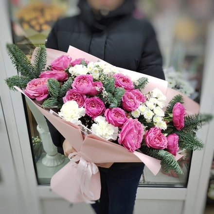 Авторский букет с кустовыми пионовидными розами и веточками нобилиса