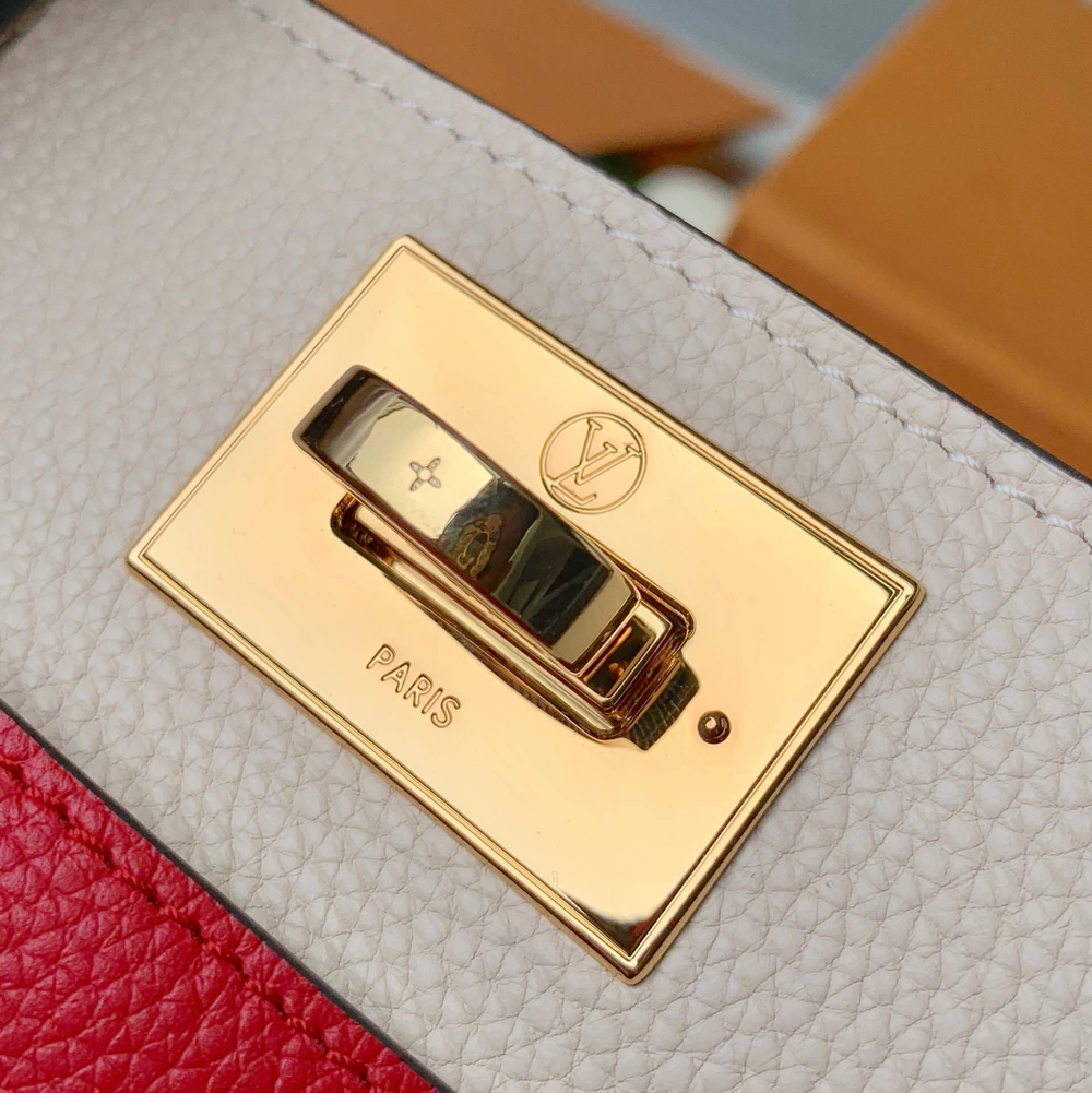 Louis Vuitton On My Side MM