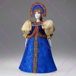 Сувенирная кукла в маленькой парчовой душегрее