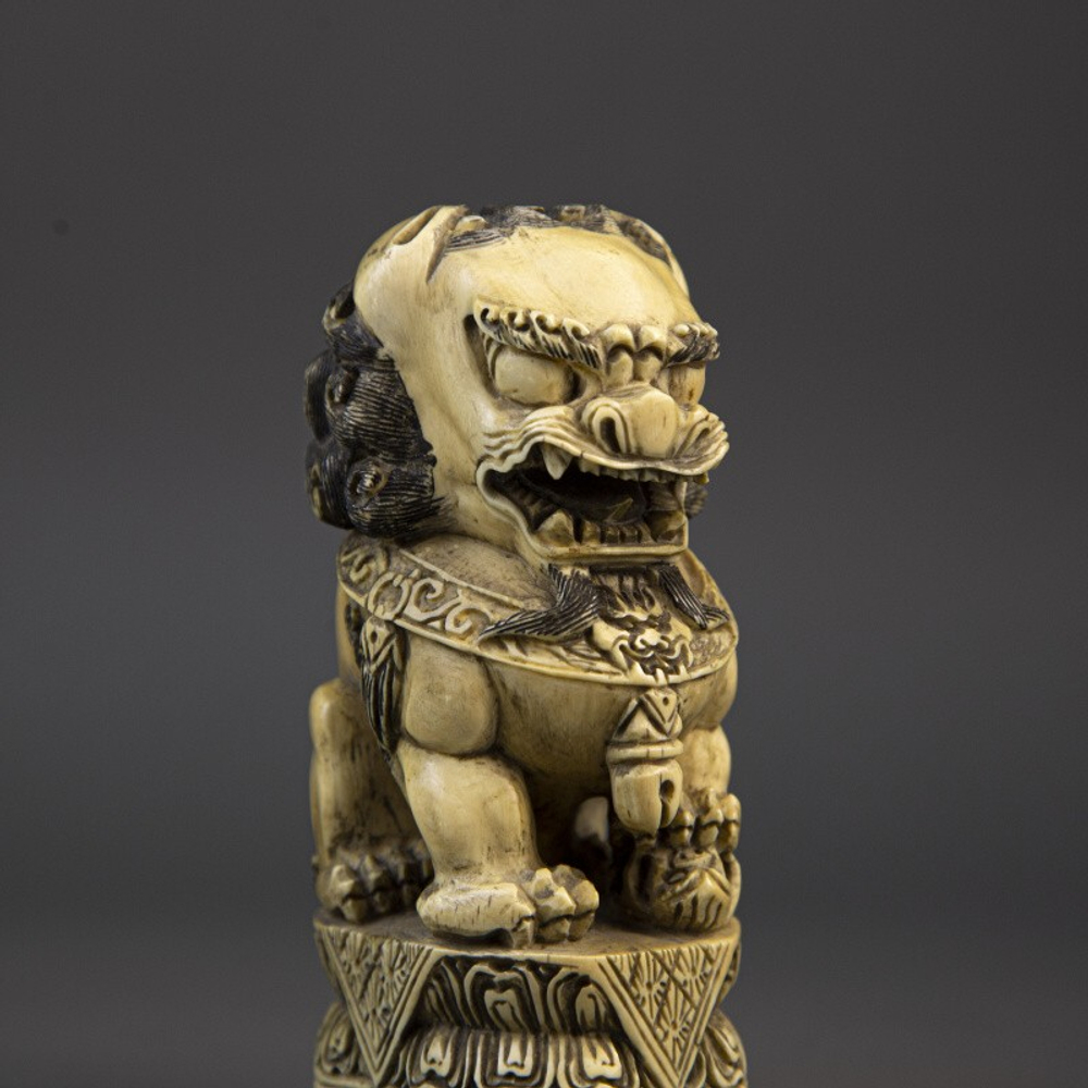 Скульптурная группа «Небесные львы-стражи» или «Собаки ФО»