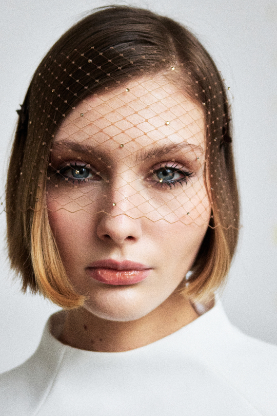 Вуаль коричневого цвета с цветами