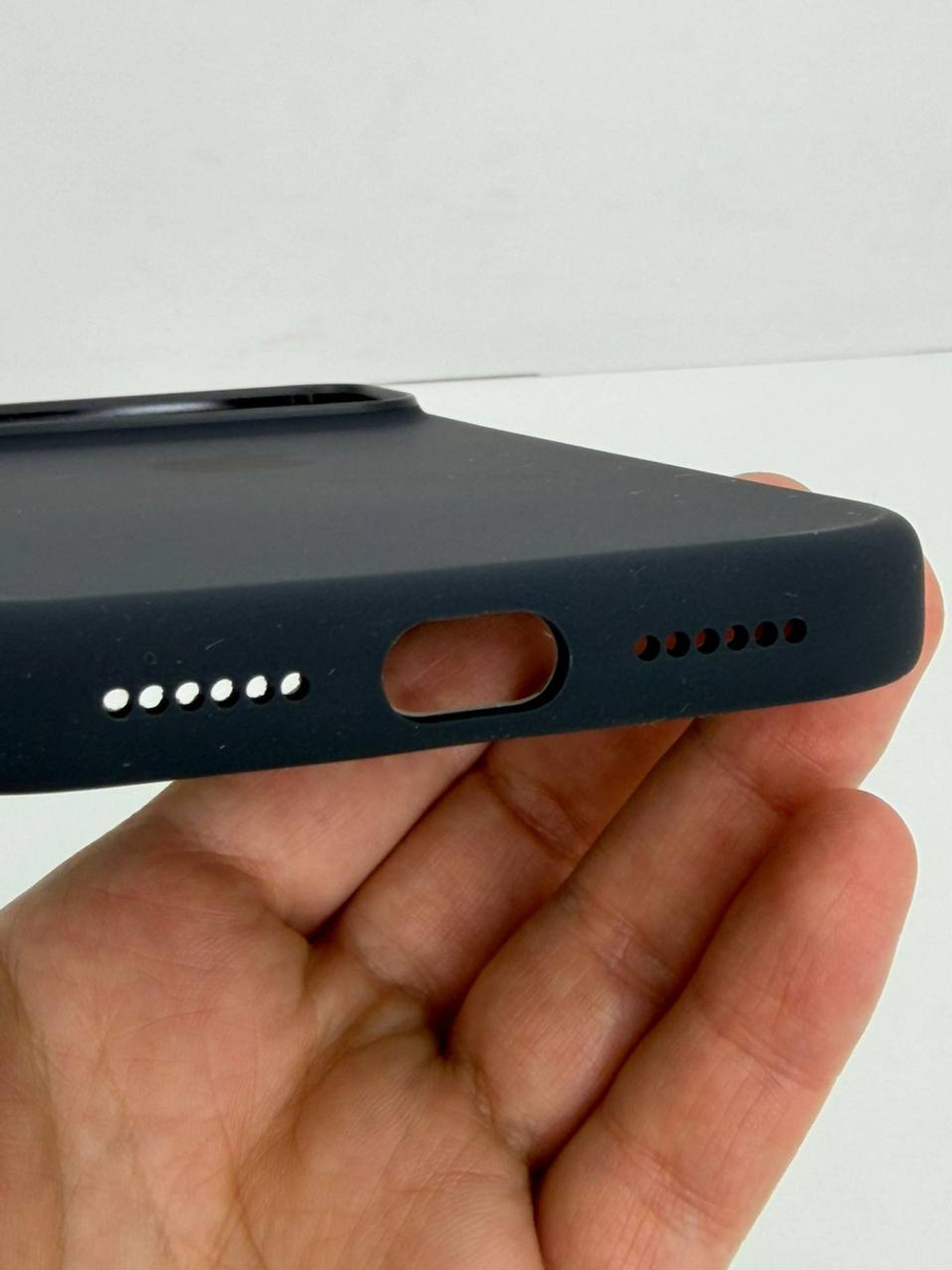 Silicone case с анимацией для iPhone 17