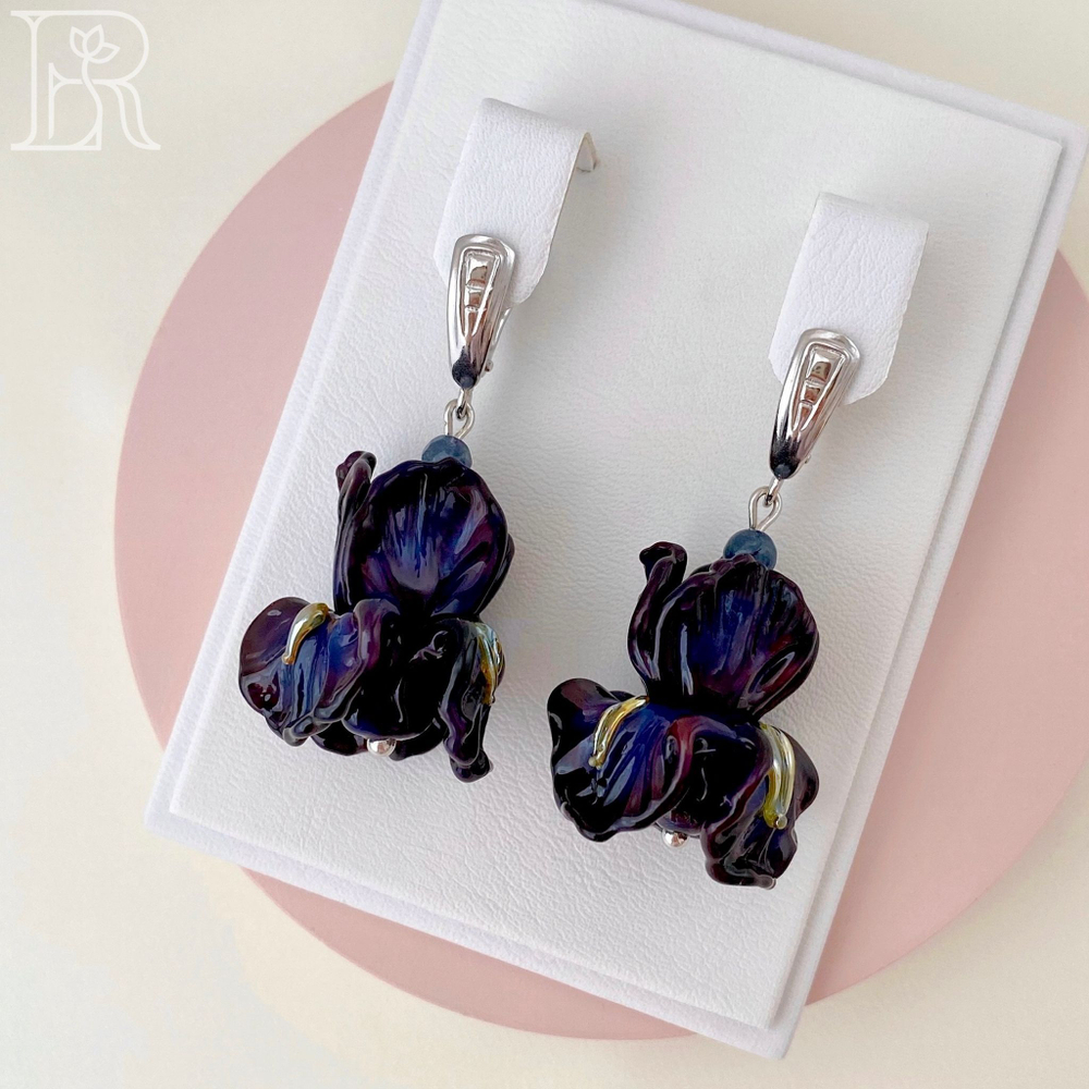 LEFIREL' Серьги серебряные женские "Ирисы" с цветами из муранского стекла / ювелирные украшения из родированного серебра 925