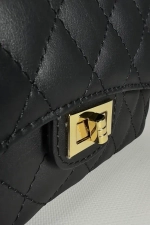 Женская сумка с цепочкой из натуральной кожи черного цвета